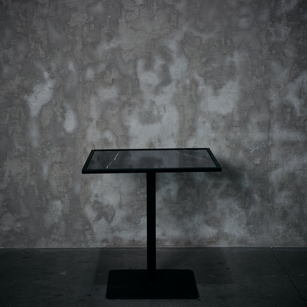Mesa cubierta negra con fierro base cuadrada